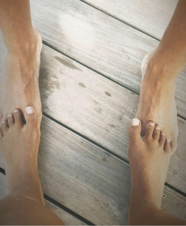 Amel Bent feet photo 19