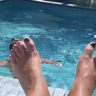 Amel Bent feet photo 18