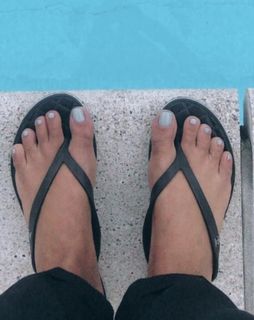 Amel Bent feet photo 12