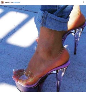 Amel Bent feet photo 11