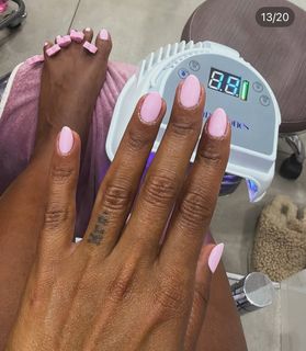 Amel Bent feet photo 1