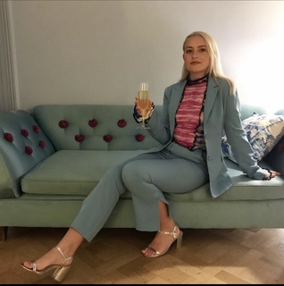 Amelia Dimoldenberg feet photo thumbnail