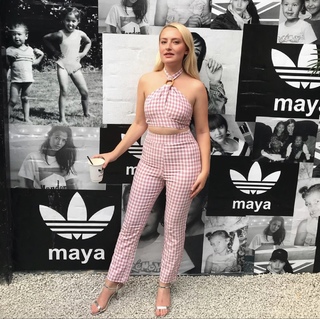 Amelia Dimoldenberg feet photo thumbnail