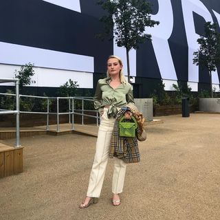 Amelia Dimoldenberg feet photo thumbnail