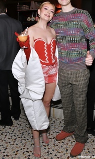 Amelia Dimoldenberg feet photo thumbnail