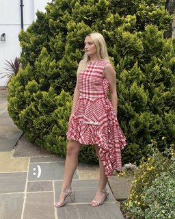 Amelia Dimoldenberg feet photo thumbnail