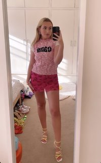 Amelia Dimoldenberg feet photo thumbnail