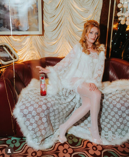 Amelia Dimoldenberg feet photo thumbnail