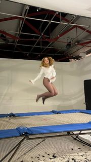 Amelia Dimoldenberg feet photo thumbnail