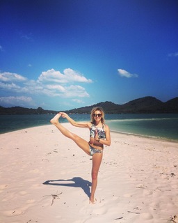 Amelie Etasse feet photo 5