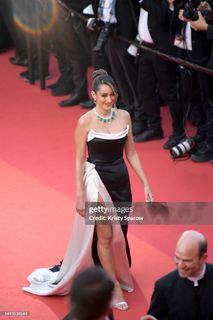 Amina Khalil feet photo thumbnail