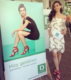 Amine Gulse feet photo 9