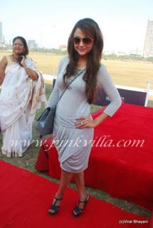 Amrita Arora feet photo thumbnail