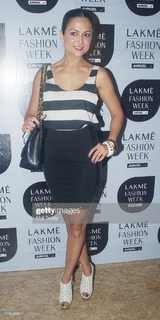 Amrita Arora feet photo thumbnail