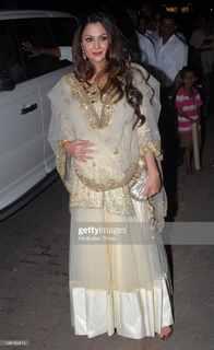 Amrita Arora feet photo thumbnail