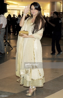 Amrita Arora feet photo thumbnail