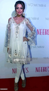 Amrita Arora feet photo thumbnail