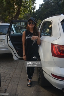 Amrita Arora feet photo thumbnail