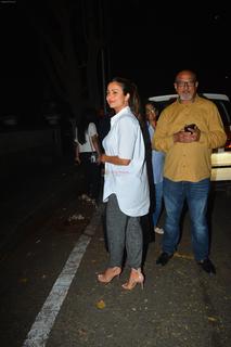 Amrita Arora feet photo thumbnail