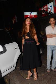 Amrita Arora feet photo thumbnail