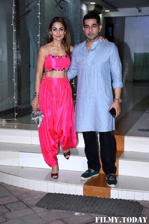 Amrita Arora feet photo thumbnail