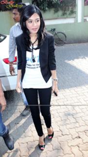 Amrita Rao feet photo thumbnail