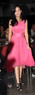 Amrita Rao feet photo thumbnail