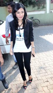 Amrita Rao feet photo thumbnail