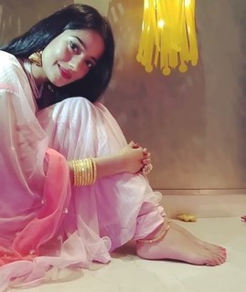 Amrita Rao feet photo thumbnail