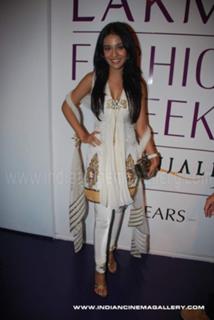 Amrita Rao feet photo thumbnail