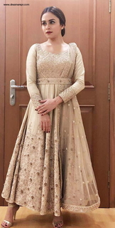 Amruta Khanvilkar feet photo 5