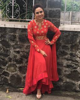 Amruta Khanvilkar feet photo 17