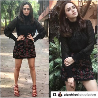 Amruta Khanvilkar feet photo 11