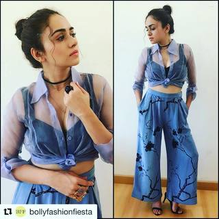 Amruta Khanvilkar feet photo 9