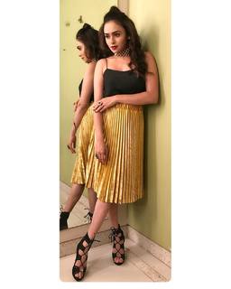 Amruta Khanvilkar feet photo 6