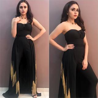 Amruta Khanvilkar feet photo 2
