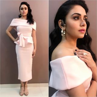 Amruta Khanvilkar feet photo 1