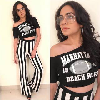 Amruta Khanvilkar feet photo 15