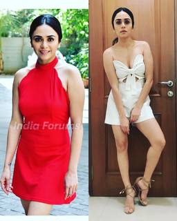 Amruta Khanvilkar feet photo 12