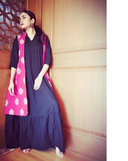 Amruta Khanvilkar feet photo 10