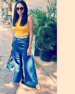 Amruta Khanvilkar feet photo 9