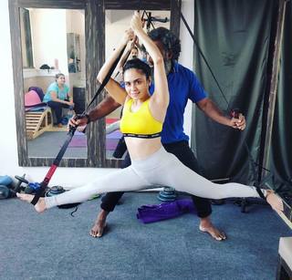 Amruta Khanvilkar feet photo 8