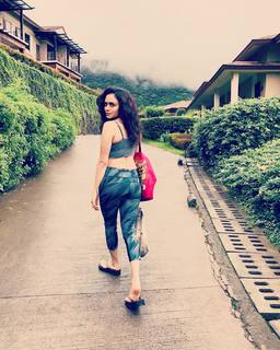 Amruta Khanvilkar feet photo 7