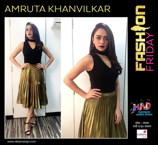 Amruta Khanvilkar feet photo 18