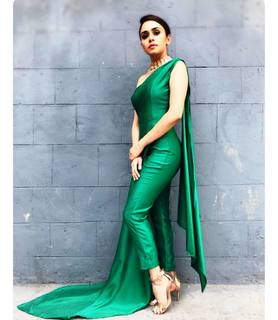 Amruta Khanvilkar feet photo 2