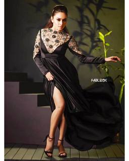 Amruta Khanvilkar feet photo 18