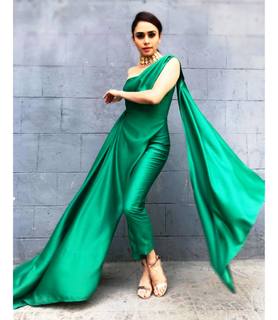 Amruta Khanvilkar feet photo 17