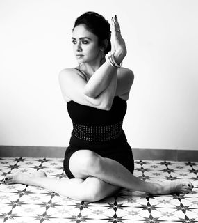 Amruta Khanvilkar feet photo 18