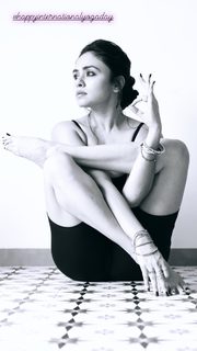 Amruta Khanvilkar feet photo 16