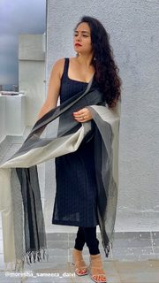 Amruta Khanvilkar feet photo 15